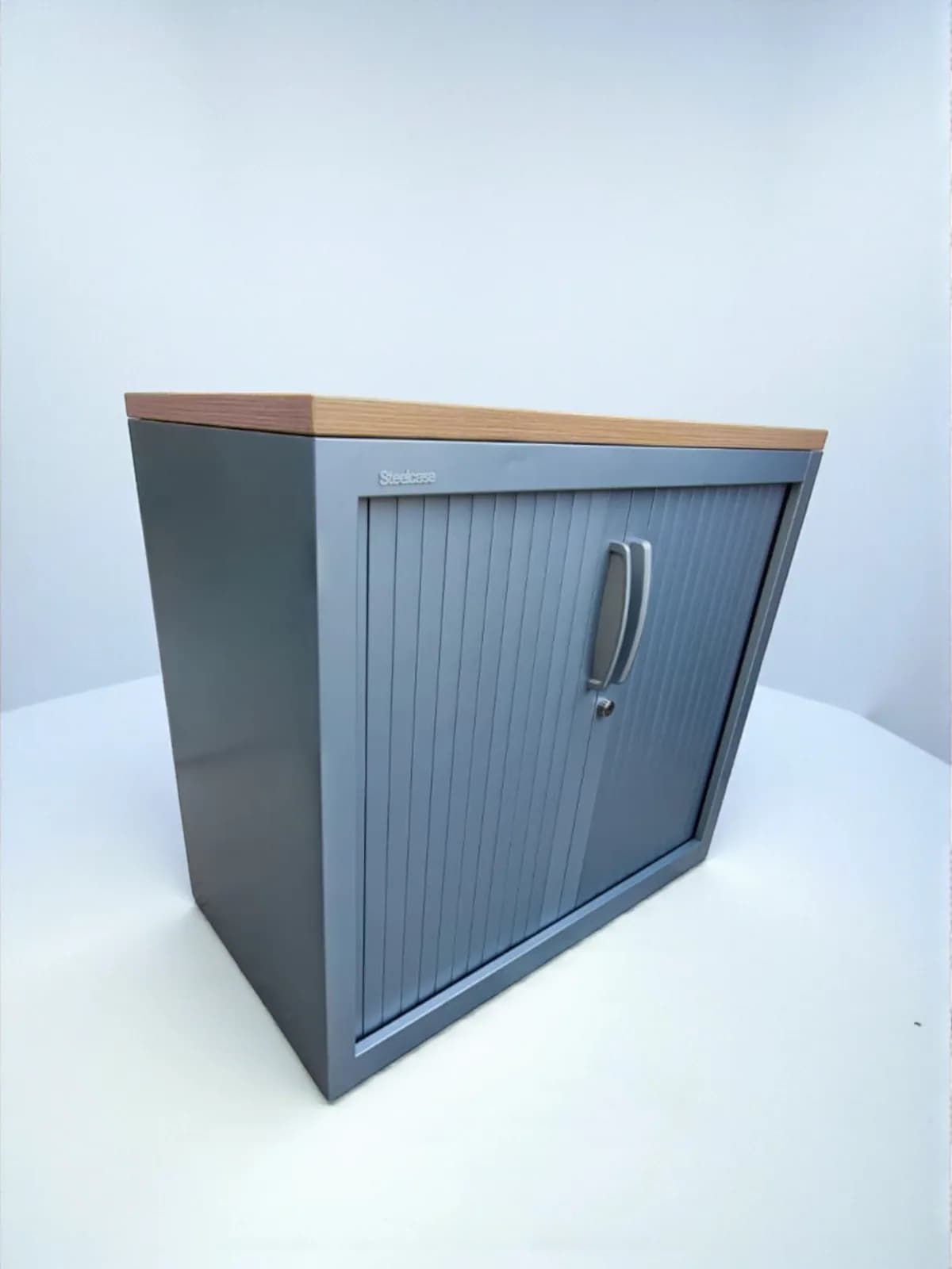 Armoire basse Steelcase gris finition top bois 80x74cm