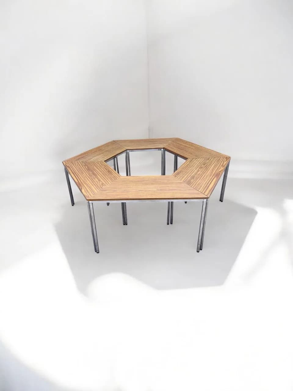 Lot de 6 tables trapézoïdales modulables couleur bois — vue 2