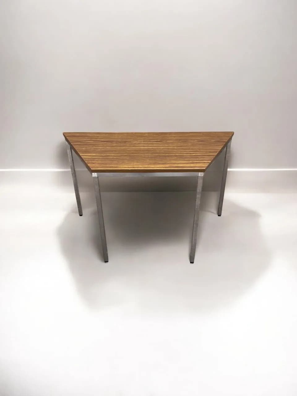 Lot de 6 tables trapézoïdales modulables couleur bois — vue 4