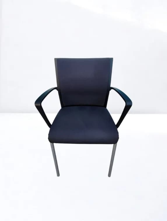 Chaise Steelcase noir avec accoudoir promo — vue 2