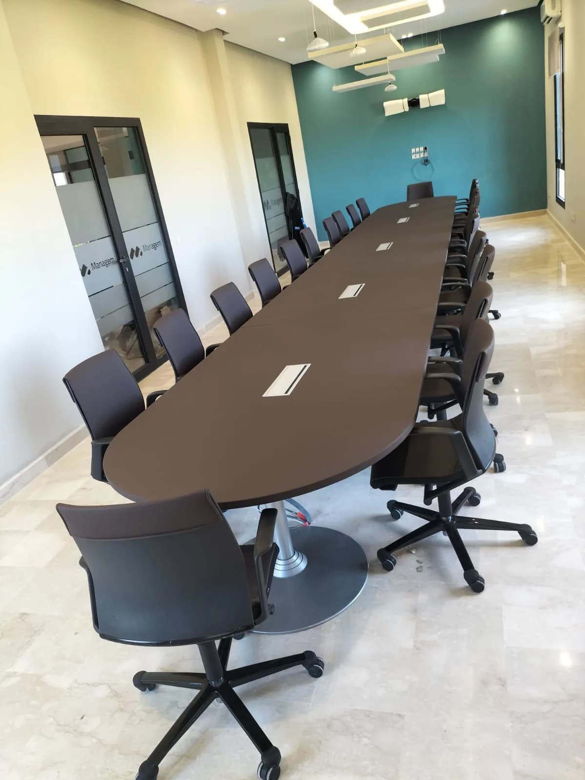 Table de réunion finition cuir piètement tulipe 900 × 120 cm – Steelcase — vue 2