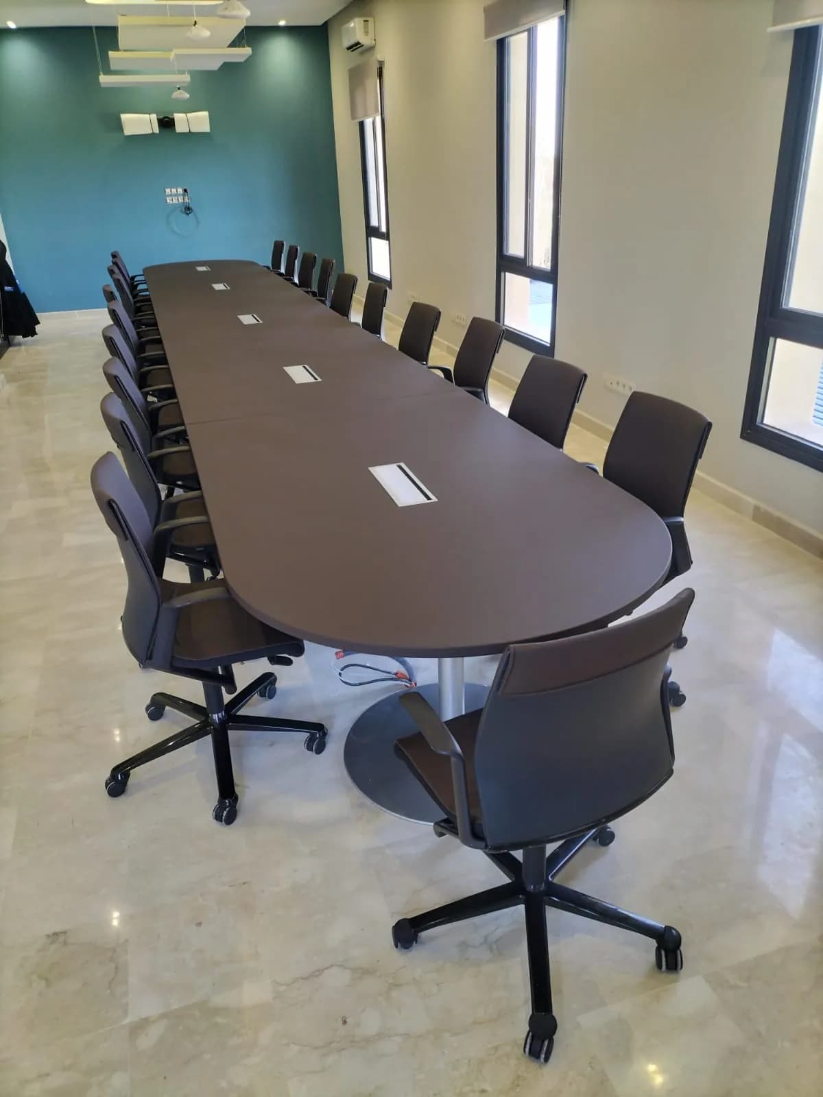 Table de réunion finition cuir piètement tulipe 900 × 120 cm – Steelcase