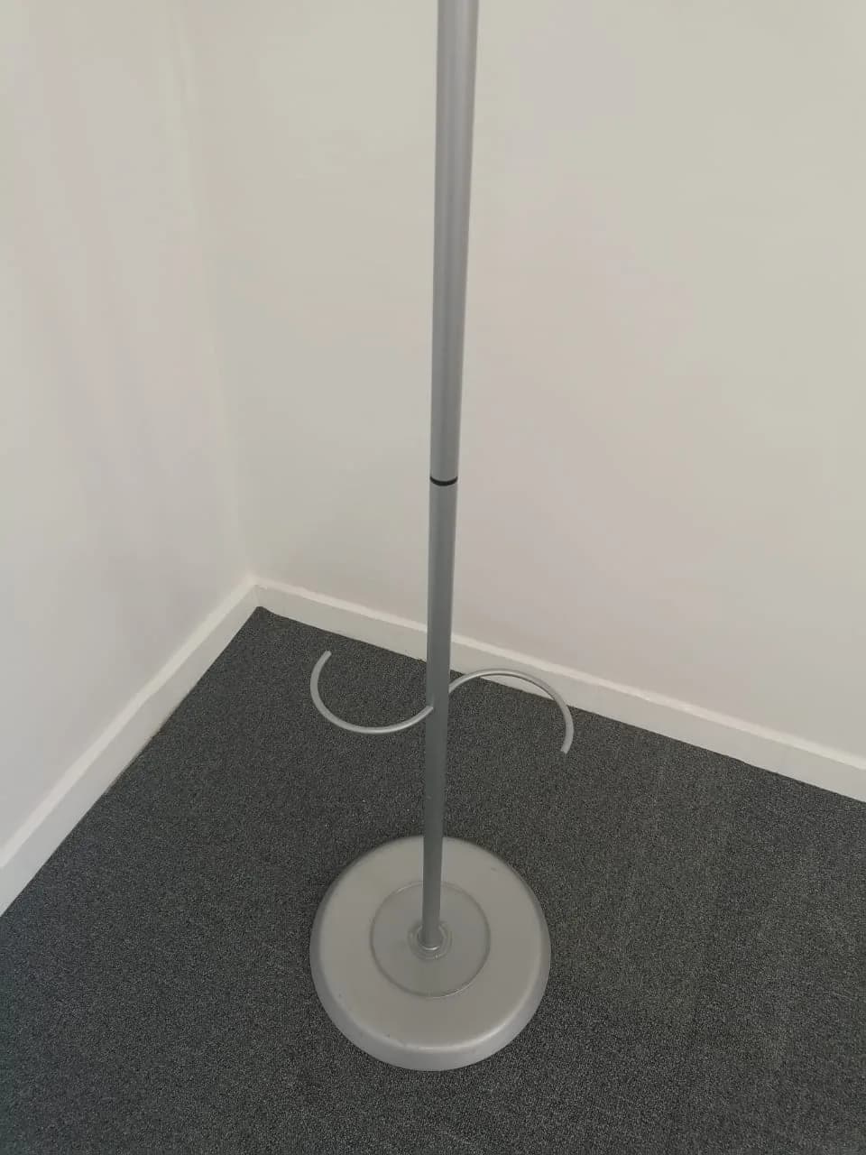 Porte-manteau professionnel 6 patères gris aluminium avec porte-parapluie — vue 4