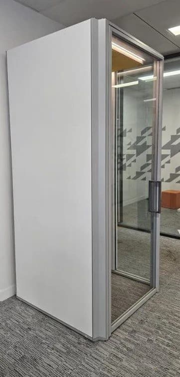 Cabine acoustique phonique 1 personne – Open Space – Éclairage + prises intégrées – H235 × L110 × P110 — vue 2