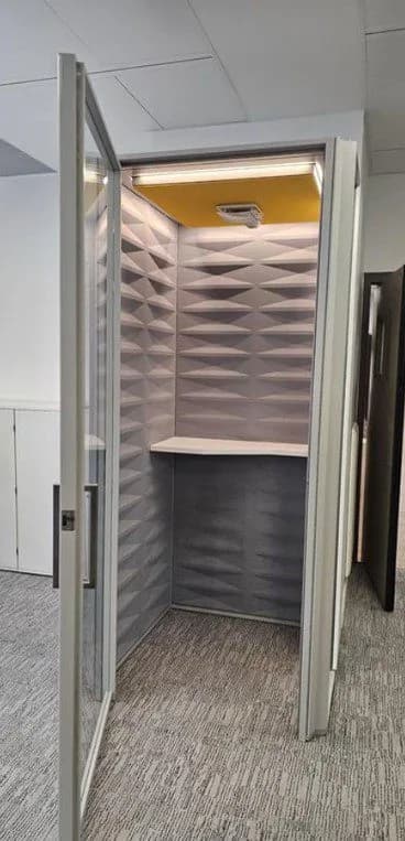 Cabine acoustique phonique 1 personne – Open Space – Éclairage + prises intégrées – H235 × L110 × P110 — vue 3