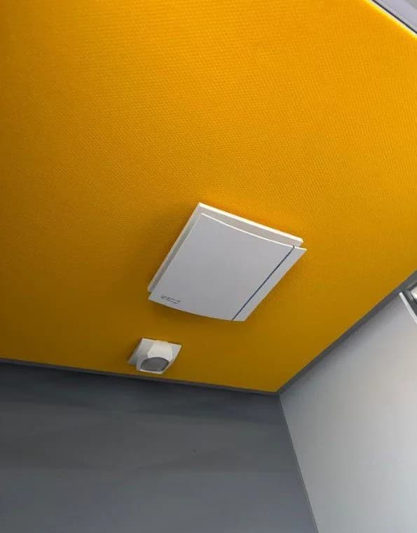 Cabine acoustique phonique 1 personne – Open Space – Éclairage + prises intégrées – H235 × L110 × P110 — vue 4