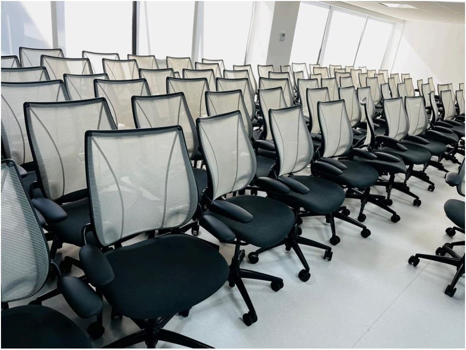 Nos Chaises en Action : L'Alliance du Style et de l'Ergonomie