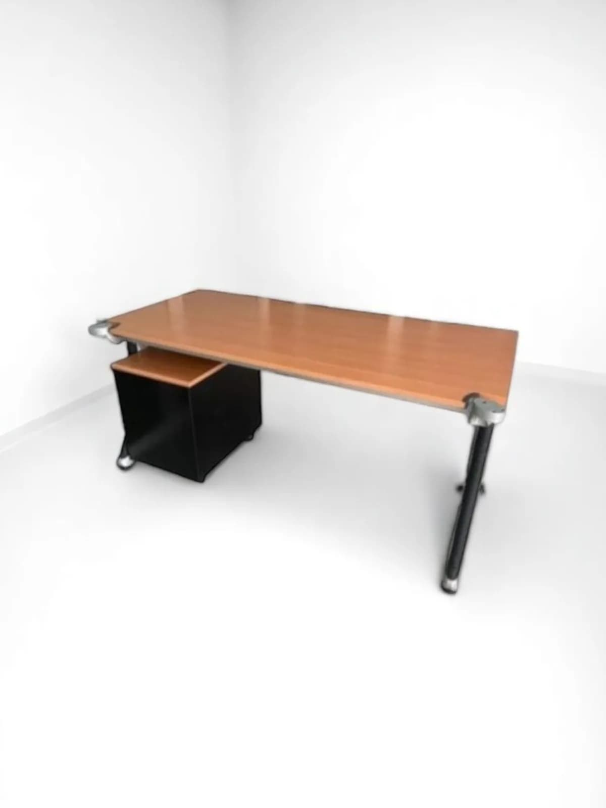 Bureau droit 160cm Steelcase merisier avec caisson noir Bureau droit 160cm Steelcase merisier avec caisson noir