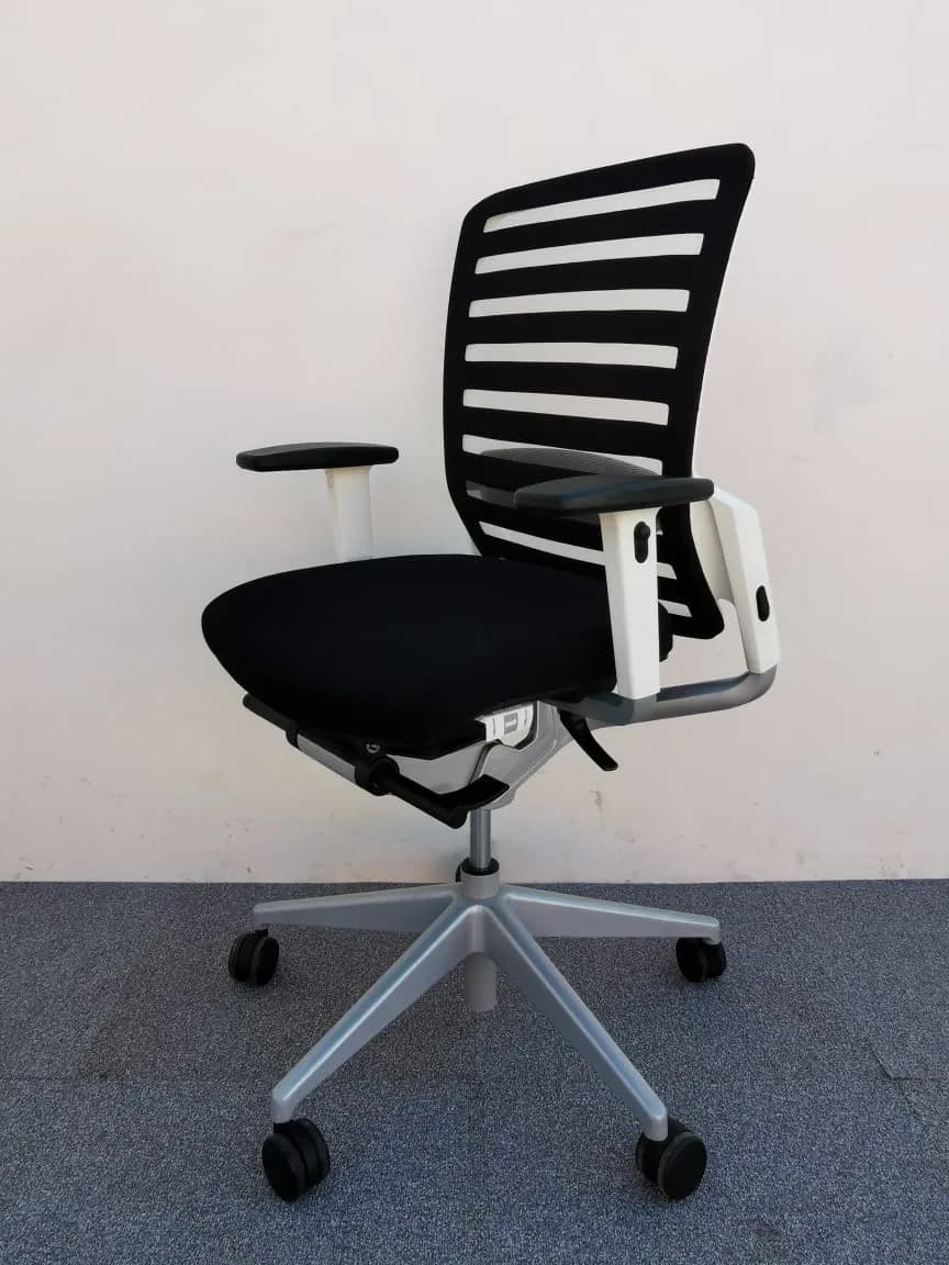 Chaise à roulette Eurosit E8 dossier résille Chaise à roulette Eurosit E8 dossier résille