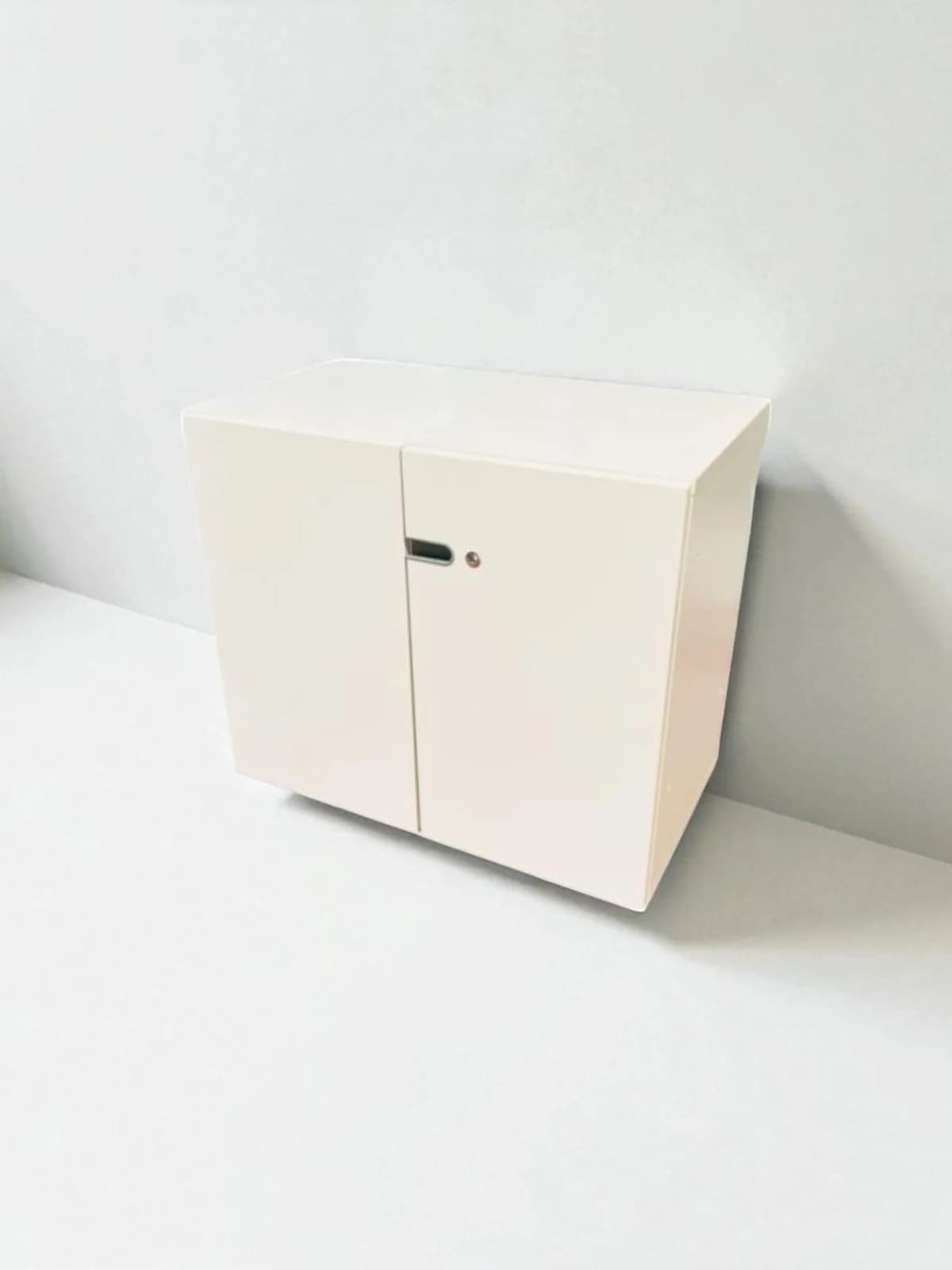 Armoire basse Vitra porte battantes en bois Armoire basse Vitra porte battantes en bois