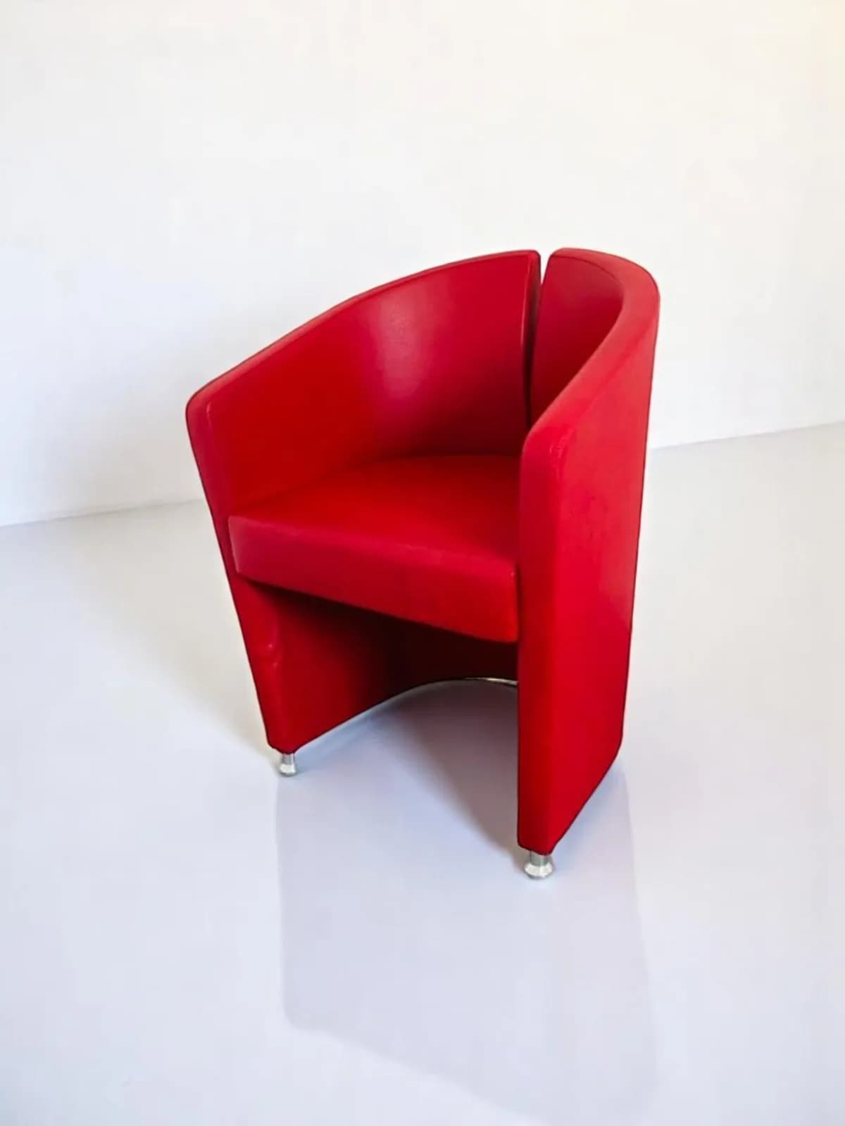 Fauteuil Podium sur patins en cuir rouge Fauteuil Podium sur patins en cuir rouge