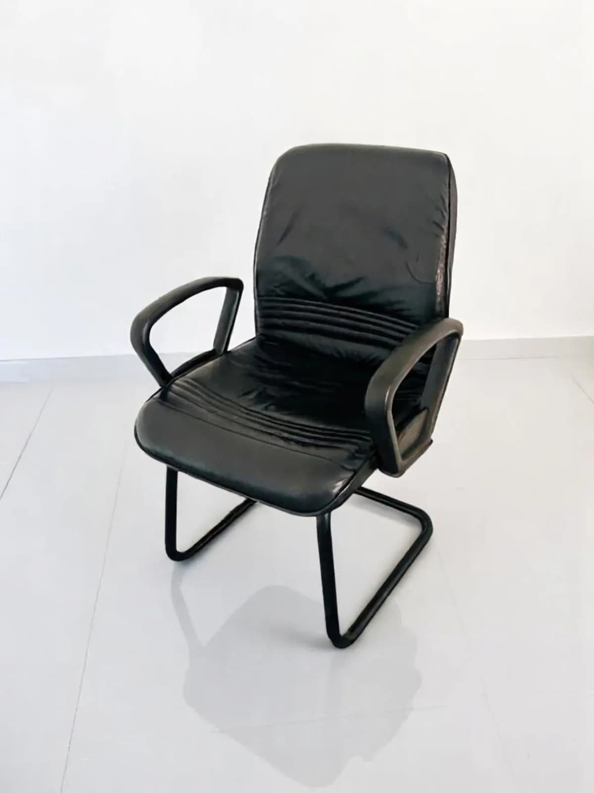 Fauteuil cuir noir accueil luge Strafor Fauteuil cuir noir accueil luge Strafor