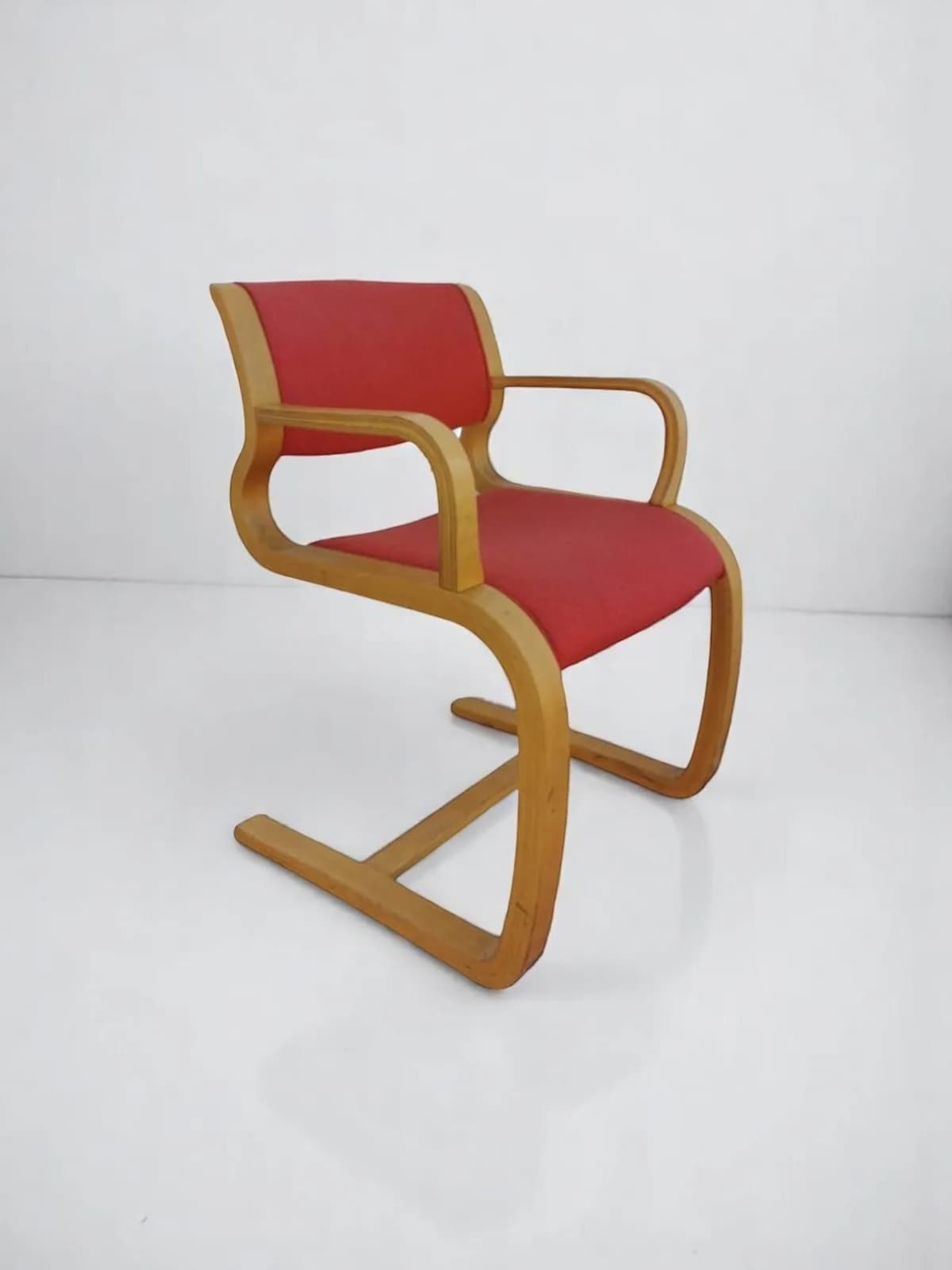 Fauteuil en bois hêtre vintage Magnus Olesen rouge brique Fauteuil en bois hêtre vintage Magnus Olesen rouge brique