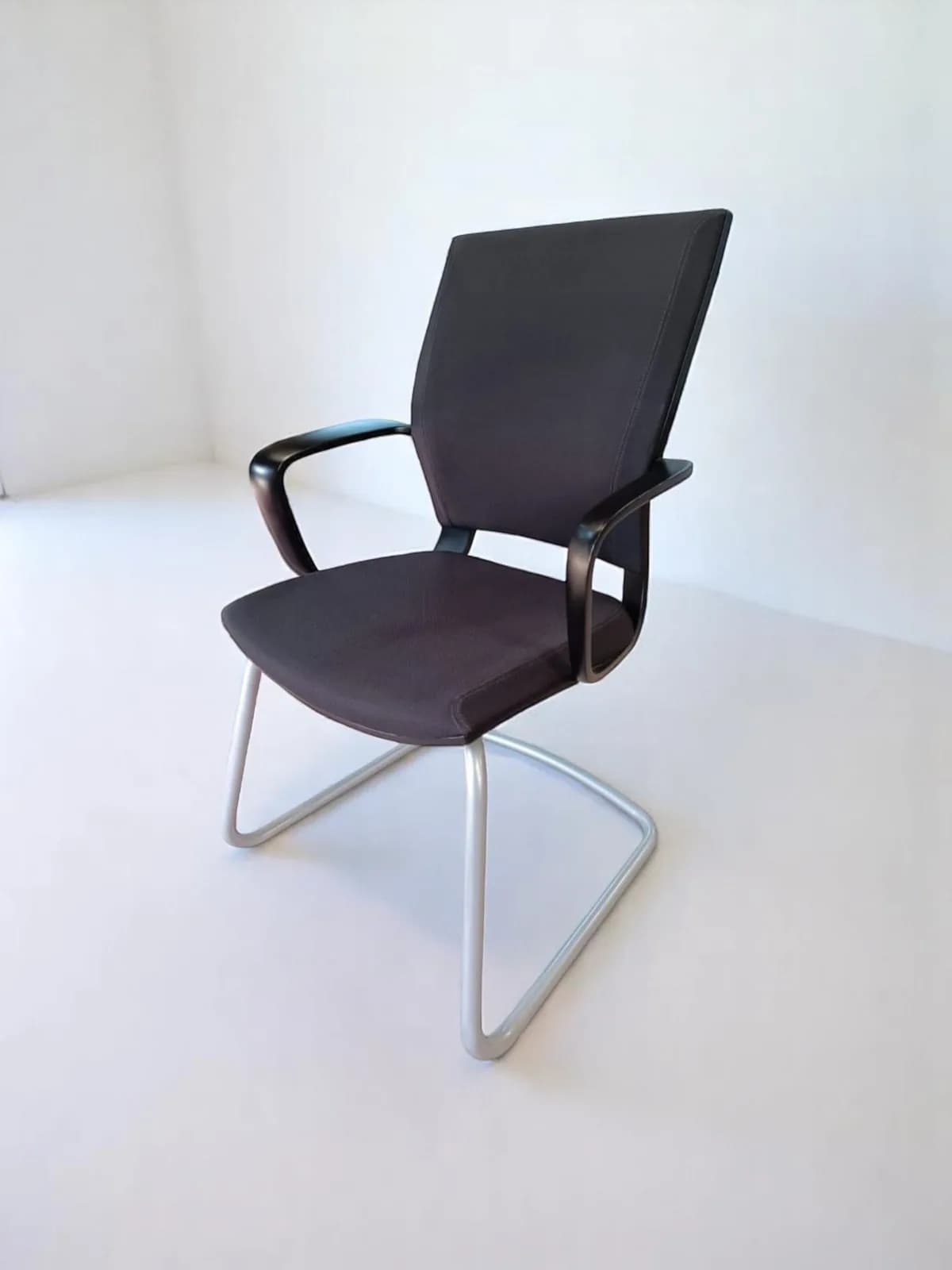 Chaise visiteur luge klöber Moteo tissu noir Chaise visiteur luge klöber Moteo tissu noir