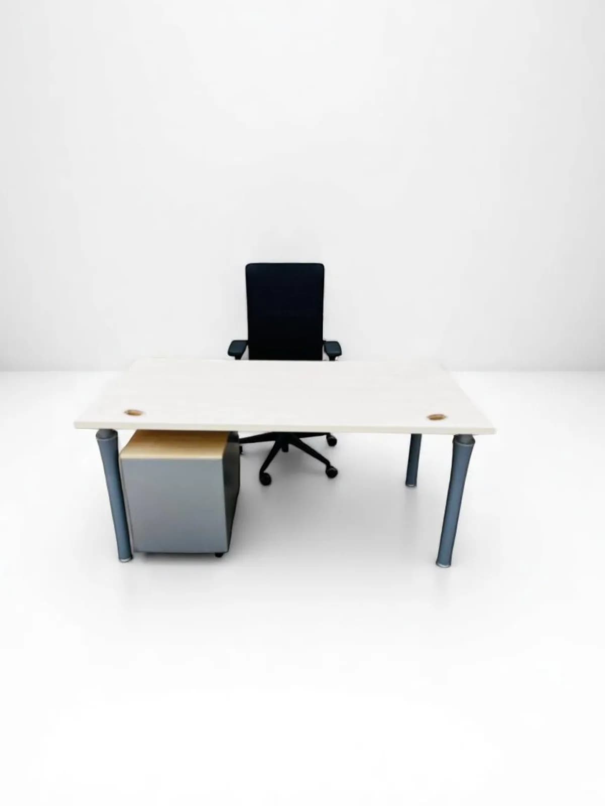 Bureau droit Magencia chêne clair piètement gris 160x80cm Bureau droit Magencia chêne clair piètement gris 160x80cm