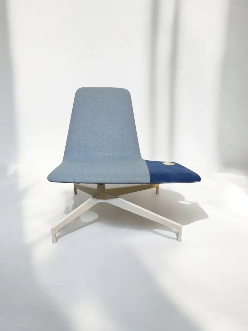 Fauteuil visiteur contemporain HARBOR Haworth Bi-color bleu foncé Fauteuil visiteur contemporain HARBOR Haworth Bi-color bleu foncé