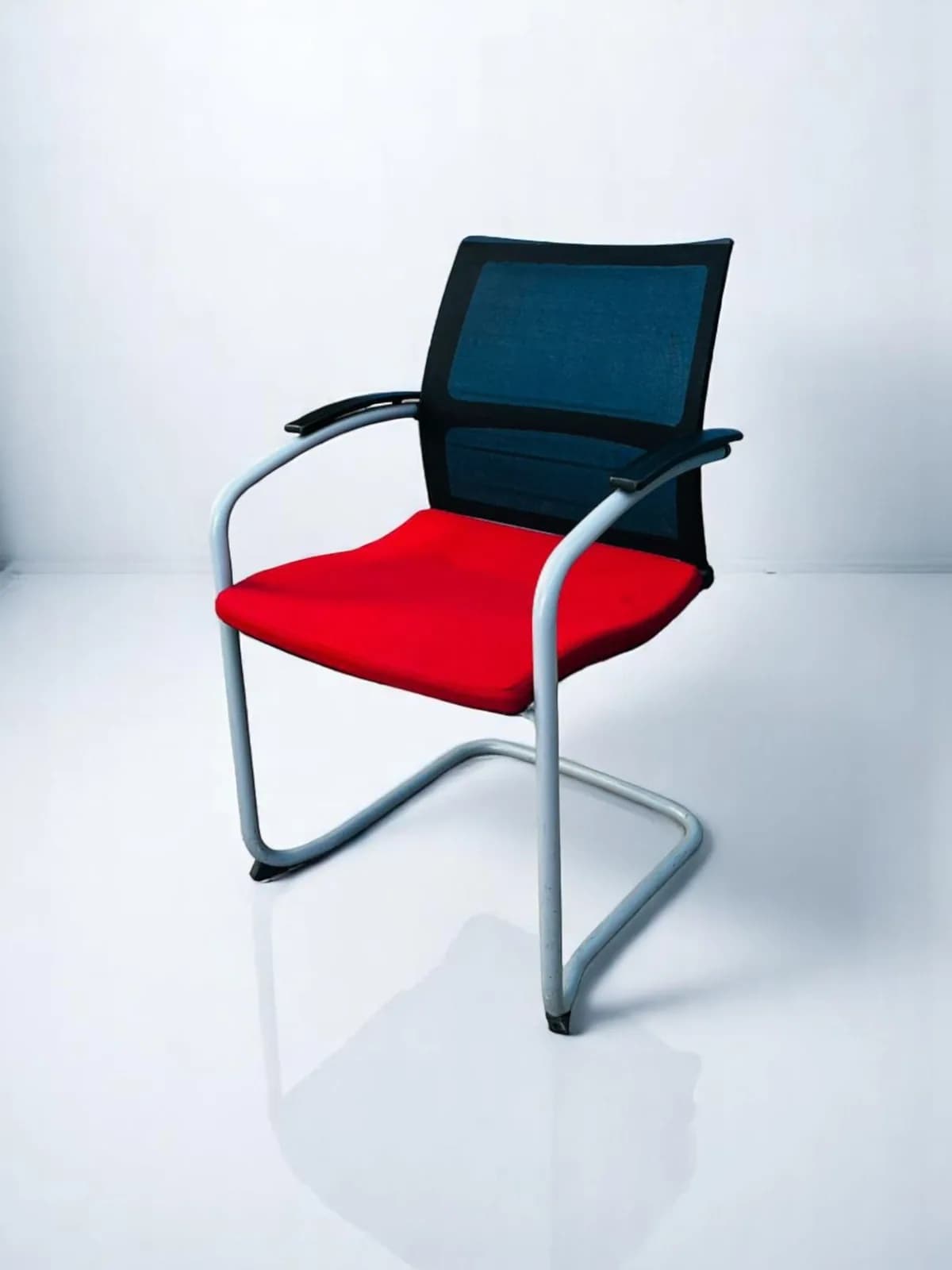 Chaise visiteur Sedus open UP résille noir/rouge Chaise visiteur Sedus open UP résille noir/rouge