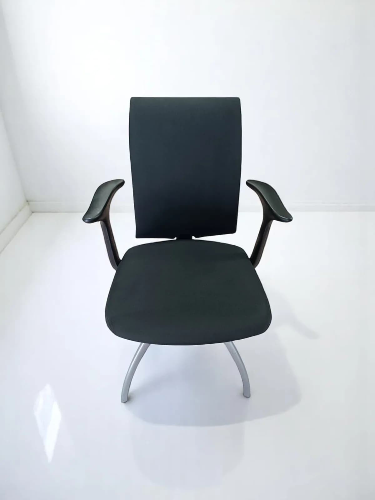 Chaise visiteur avec accoudoirs design HAG noir Chaise visiteur avec accoudoirs design HAG noir