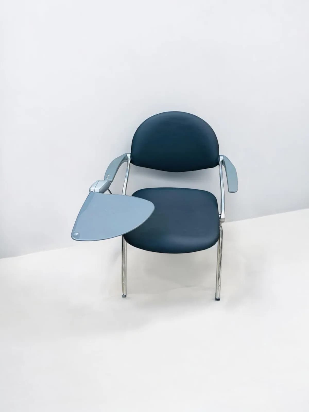 Chaise avec tablette école conférence italy simili cuir noir Chaise avec tablette école conférence italy simili cuir noir
