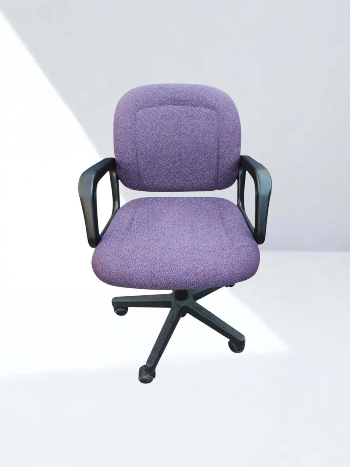 Chaise opérateur Allegro avec accoudoirs en tissu violet Chaise opérateur Allegro avec accoudoirs en tissu violet