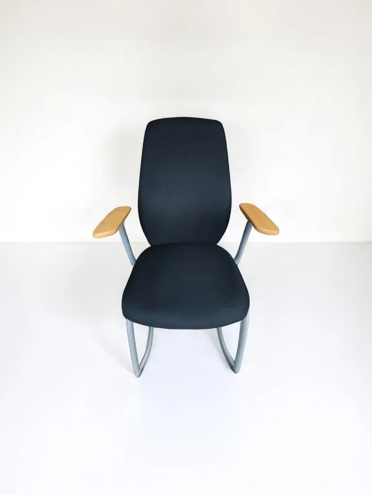 Chaise salle réunion kinnarps plus 377 noir Chaise salle réunion kinnarps plus 377 noir