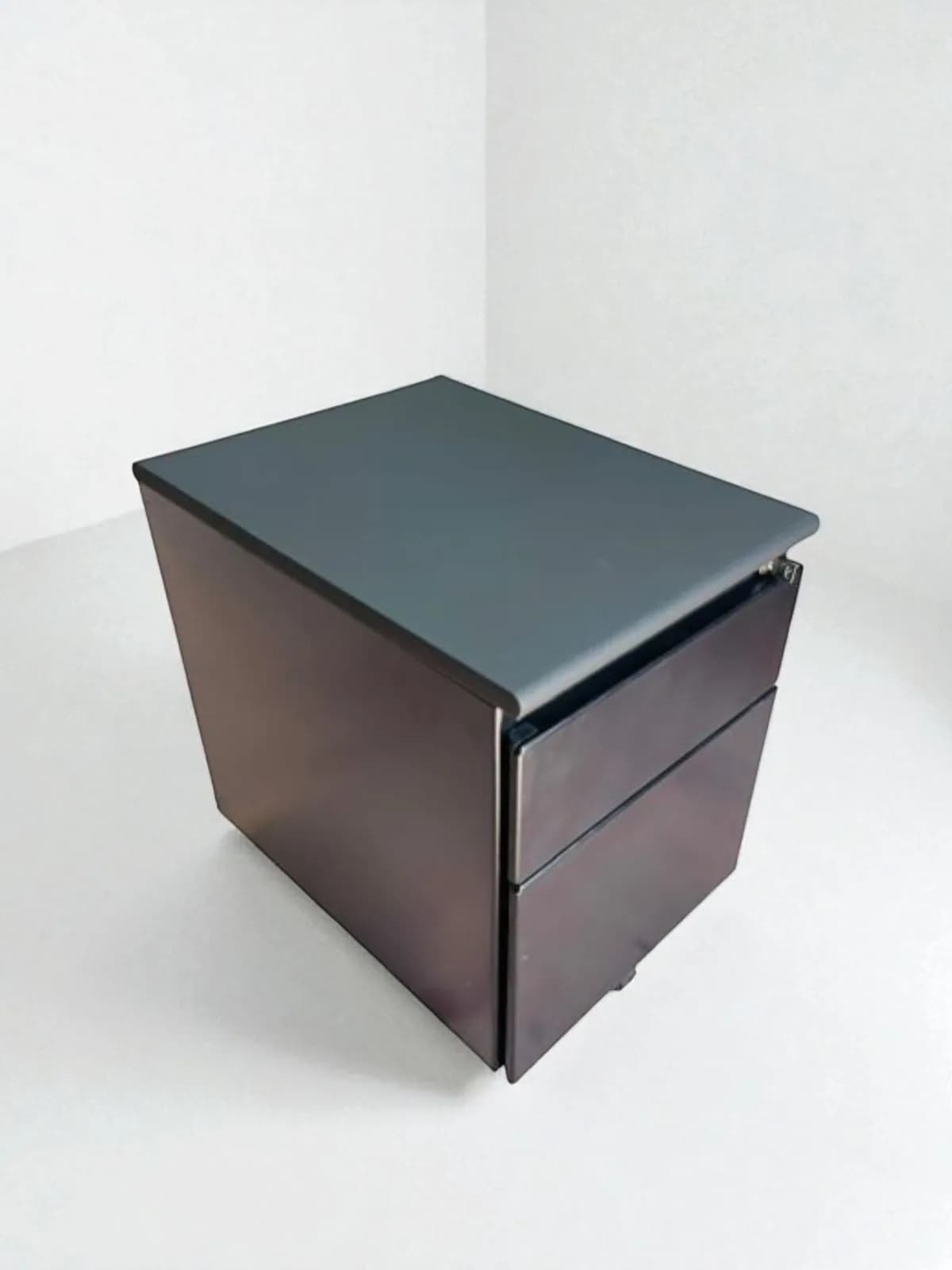 Caisson bas à roulette Steelcase noir finition top simili cuir Caisson bas à roulette Steelcase noir finition top simili cuir