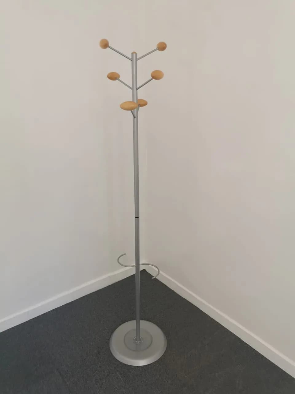 Porte-manteau professionnel 6 patères gris aluminium avec porte-parapluie Porte-manteau professionnel 6 patères gris aluminium avec porte-parapluie