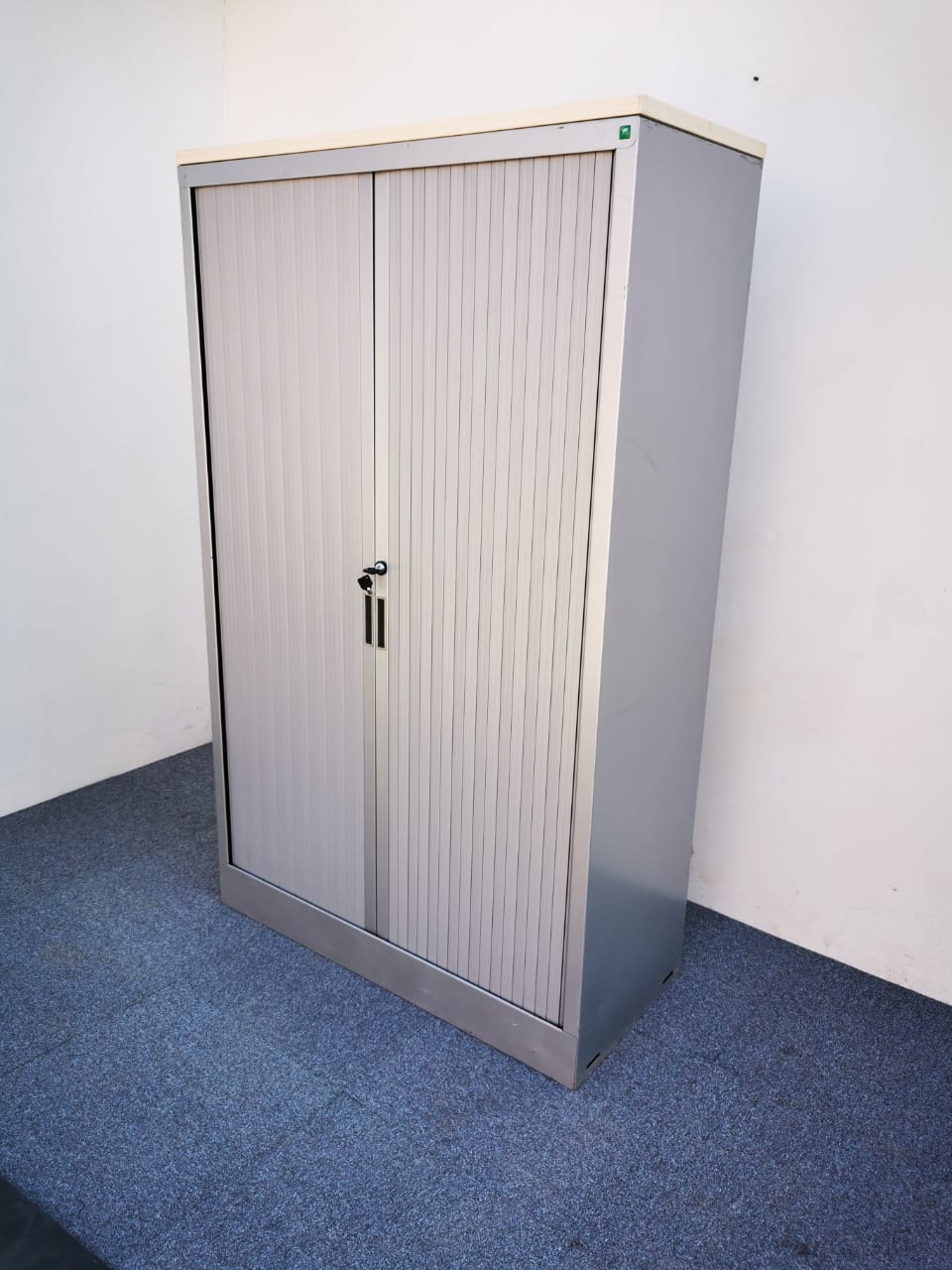 Armoires métalliques avec portes à rideaux pour bureau